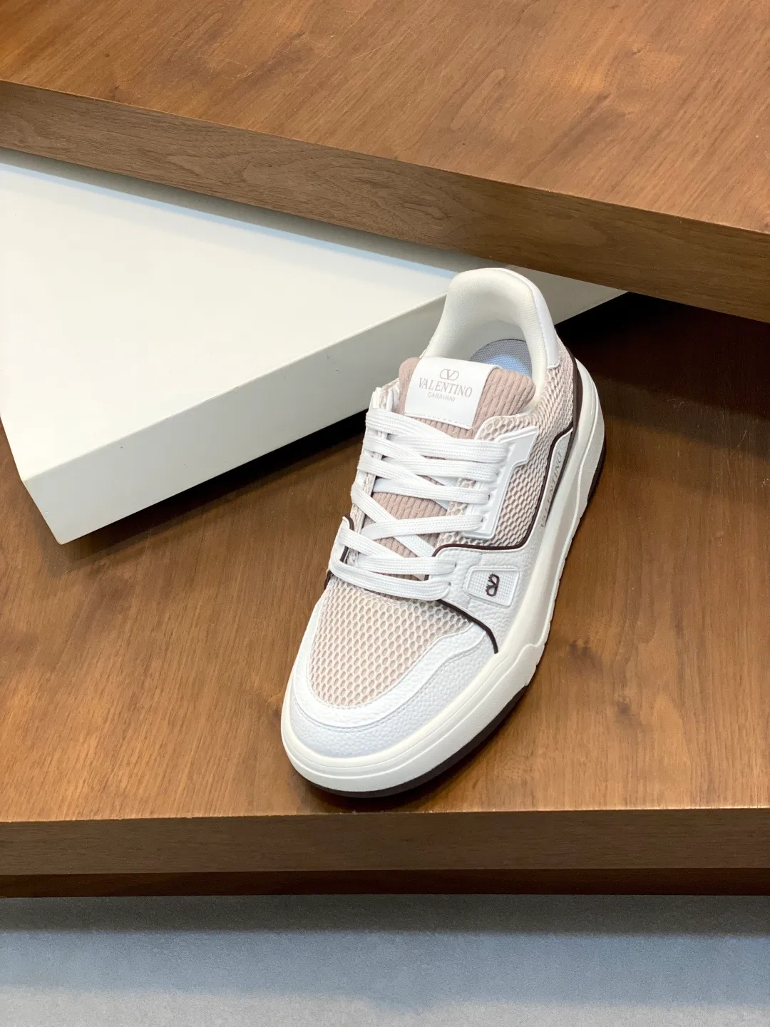 Men's shoes 💰660 Valentino/VALENTINO JOIE DE JOUER couple's low-top sneakers. This sneaker is made of splicing and is decorated with rubber VLOGO SIGNATURE details on the front. The upper is punched and the tongue is decorated with VLOGO SIGNATURE. Logo, with two-color rubber outsole, suede leather fabric lining, logo cowhide insole, fashionable and elegant style, comfortable and breathable for the upper foot, full of personality, and comes with a complete set of original packaging! Code number: 39-44 (38, 45 customized)